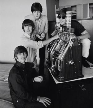 Beatles spelar på körsbärsautomater på casino